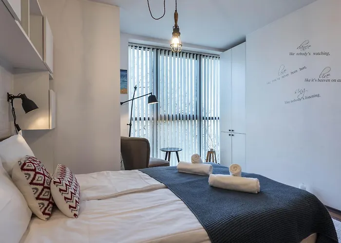 студио в близост до община