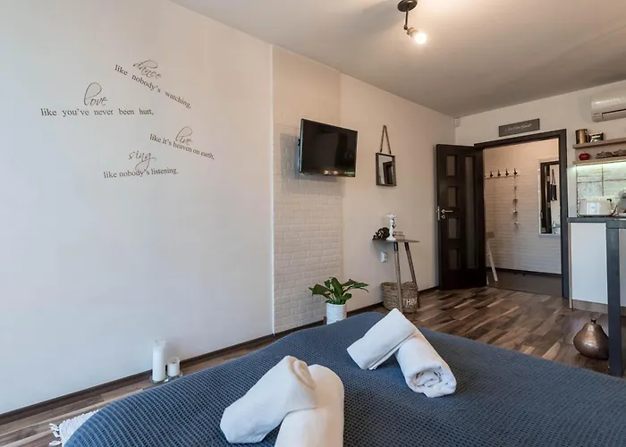 студио в близост до община Apartment